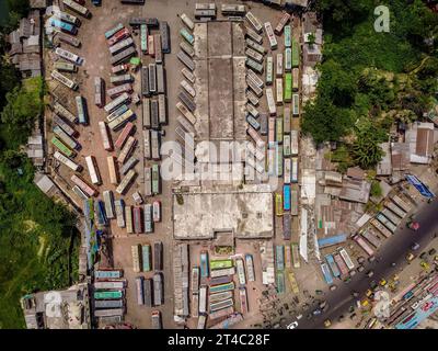 Barishal, Bangladesh. 30 ottobre 2023. Gli autobus sono parcheggiati in un terminal degli autobus interdistrettuale a Natullahbad, Barishal, una regione meridionale del Bangladesh durante uno sciopero nazionale indetto dal Partito nazionalista del Bangladesh (BNP) e dalla Jamaat-e-Islami, il principale leader dell'opposizione del Bangladesh è stato arrestato per essere interrogato il 29 ottobre, mentre gli scontri infuriavano per un secondo giorno tra la polizia e i manifestanti che manifestavano contro il primo ministro in vista delle prossime elezioni. Crediti: Mustasinur Rahman Alvi/Alamy Live News Foto Stock