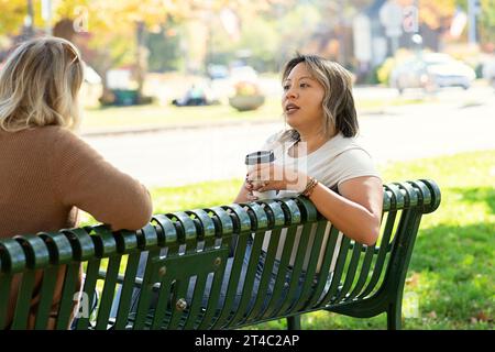 donne di 30 anni che hanno una discussione su un banco fuori Foto Stock