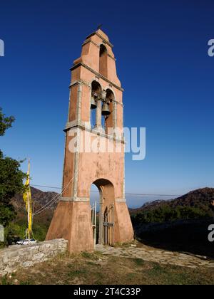 Campanile di San Iakovos Persis Curch nella Vecchia Perizia sul Monte Pandokratorias a Corfù, Grecia Foto Stock