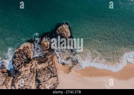 Vista aerea dall'alto dell'oceano sulla spiaggia in estate Foto Stock