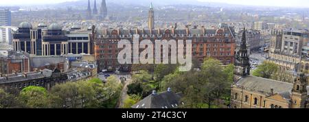 Vista sui Princes Gardens e sulla città di Edimburgo dal castello di Edimburgo, Scozia, Regno Unito Foto Stock