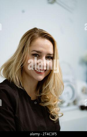 Donna di mezza età, estetista, ritratto, primo piano. Foto Stock