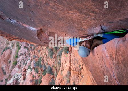 Desert Rock Climbing Woman vicino a Las Vegas Foto Stock