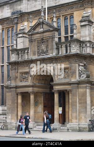 Ingresso all'edificio delle scuole di esame di Oxford, Regno Unito. Foto Stock