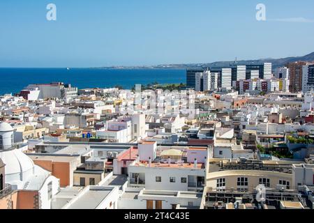 Vista panoramica dall'alto della capitale Las Palmas Gran Canaria in Spagna con cielo e mare blu Foto Stock