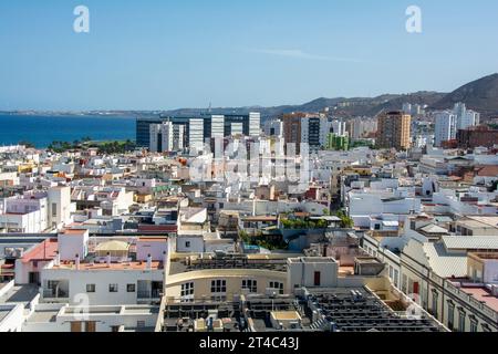 Vista panoramica dall'alto della capitale Las Palmas Gran Canaria in Spagna con cielo e mare blu Foto Stock