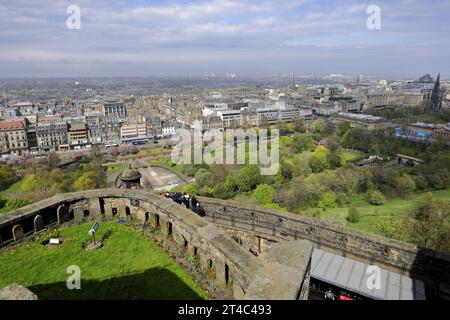 Vista sui Princes Gardens e sulla città di Edimburgo dal castello di Edimburgo, Scozia, Regno Unito Foto Stock