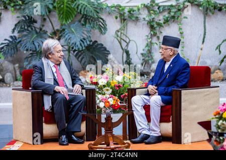 Kathmandu, Nepal. 29 ottobre 2023. Il Segretario generale delle Nazioni Unite Antonio Guterres incontra il primo ministro del forum KP Sharma oli durante la sua visita ufficiale di quattro giorni su invito del primo ministro Pushpa Kamal Dahal a Kathmandu. Il Segretario generale delle Nazioni Unite Antonio Guterres viene in Nepal per una visita ufficiale di quattro giorni su invito del primo Ministro del Nepal. Credito: SOPA Images Limited/Alamy Live News Foto Stock