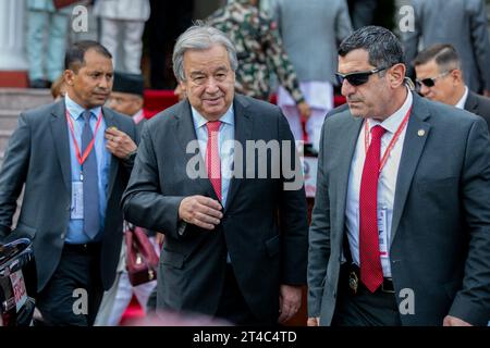 Kathmandu, Nepal. 29 ottobre 2023. Il Segretario generale delle Nazioni Unite Antonio Guterres (C) ha visto durante la sua visita ufficiale di quattro giorni su invito del primo Ministro Pushpa Kamal Dahal a Kathmandu. Il Segretario generale delle Nazioni Unite Antonio Guterres viene in Nepal per una visita ufficiale di quattro giorni su invito del primo Ministro del Nepal. Credito: SOPA Images Limited/Alamy Live News Foto Stock