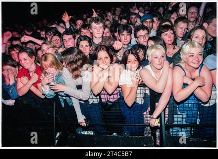 BRITPOP FANS, ESSENTIAL FESTIVAL, BRIGHTON, 1996: I giovani fan britannici entusiasti in mezzo alla folla contro la barriera di sicurezza durante la mania Britpop all'Essential Festival 1996 allo Stanmer Park di Brighton, Inghilterra, il 25 maggio 1996. Foto: Rob Watkins Foto Stock