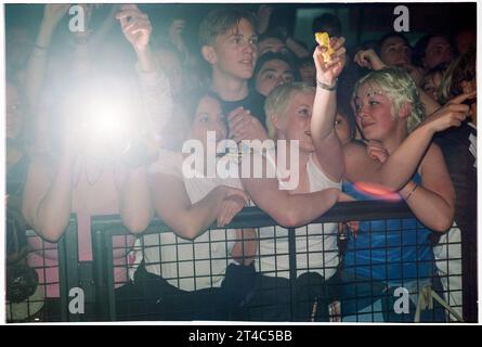 BRITPOP FANS, ESSENTIAL FESTIVAL, BRIGHTON, 1996: I giovani fan britannici entusiasti in mezzo alla folla contro la barriera di sicurezza durante la mania Britpop all'Essential Festival 1996 allo Stanmer Park di Brighton, Inghilterra, il 25 maggio 1996. Foto: Rob Watkins Foto Stock