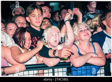 BRITPOP FANS, ESSENTIAL FESTIVAL, BRIGHTON, 1996: I giovani fan britannici entusiasti in mezzo alla folla contro la barriera di sicurezza durante la mania Britpop all'Essential Festival 1996 allo Stanmer Park di Brighton, Inghilterra, il 25 maggio 1996. Foto: Rob Watkins Foto Stock