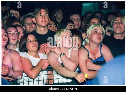 BRITPOP FANS, ESSENTIAL FESTIVAL, BRIGHTON, 1996: I giovani fan britannici entusiasti in mezzo alla folla contro la barriera di sicurezza durante la mania Britpop all'Essential Festival 1996 allo Stanmer Park di Brighton, Inghilterra, il 25 maggio 1996. Foto: Rob Watkins Foto Stock