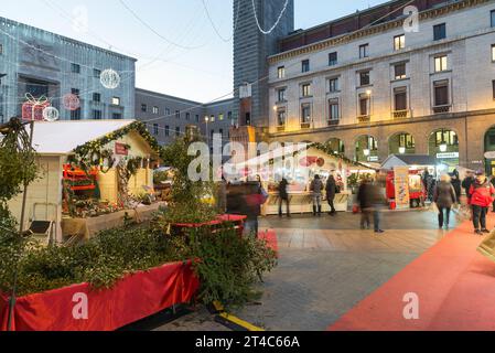 Tipico mercatino di natale con le persone. Centro città con mercatino di natale e luci. Città di Varese, piazza Monte Grappa, Italia settentrionale Foto Stock