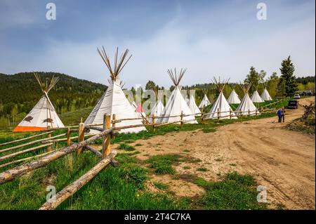 Un tradizionale campeggio di wigwam dei nativi americani nel Parco Nazionale del Grand Teton Foto Stock