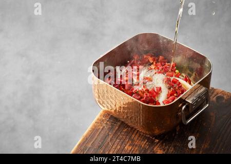 Spigola tagliata in camicia con verdure, pesce bollente Szechuan，pesce Sichuan (Suan cai yu), pesce piccante bollito con cavolo sottaceto in stile Sichuan Foto Stock