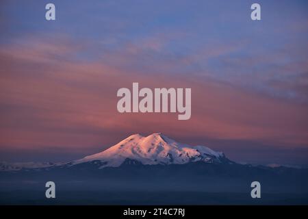 Paesaggio mattutino sulle cime del Monte Elbrus. Grande montagna ricoperta di neve, montagne del Caucaso, Russia Foto Stock