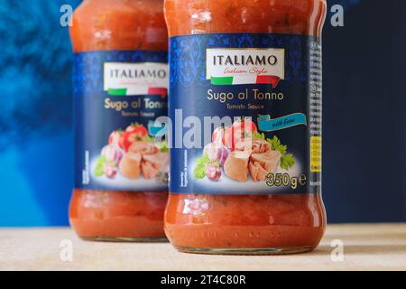 Logo del marchio Italiamo su due vasetti di vetro con salsa di pomodoro e tonno o suga al tonno davanti a uno sfondo blu. Foto Stock