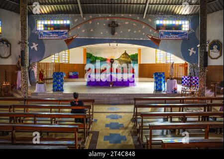 Interno della chiesa cristiana di Joal Fadiouth, Senegal Foto Stock