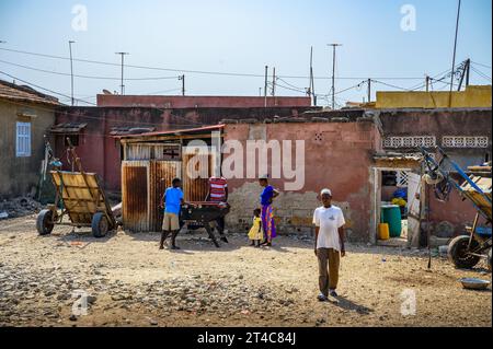 Scena di strada a Joal Fadiouth, in Senegal, un villaggio costruito su un'isola di conchiglie unica Foto Stock