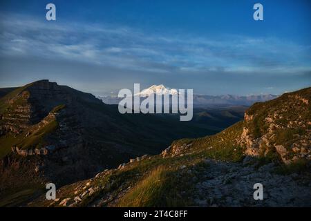 Paesaggio mattutino sulle cime del Monte Elbrus. Grande montagna ricoperta di neve, montagne del Caucaso, Russia Foto Stock