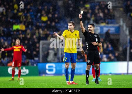 Broendby, Danimarca. 29 ottobre 2023. L'arbitro Sandi Purtros ha visto durante il 3F Superliga match tra Broendby IF e FC Nordsjaelland al Broendby Stadion di Broendby. (Foto: Gonzales Photo/Alamy Live News Foto Stock