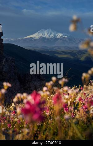 Paesaggio mattutino sulle cime del Monte Elbrus. Grande montagna ricoperta di neve, montagne del Caucaso, Russia Foto Stock