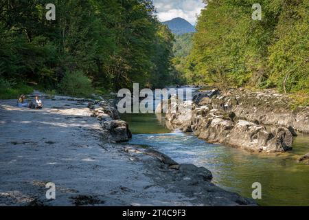 Bellegarde-sur-Valserine, Francia - 09 01 2021: Veduta dei Los Pertes de la Valserine con due donne sedute vicino al fiume e alla montagna a backgr Foto Stock