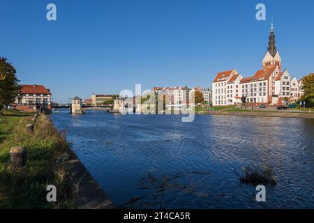 Città di Elblag in Polonia, vista sul fiume e skyline della città vecchia. Foto Stock