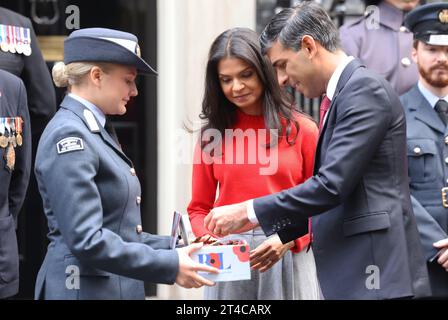 Londra, Regno Unito. 31 ottobre 2023. Le raccolte fondi della British Legion visitarono il numero 10. Downing Street in modo che il primo ministro Rishi Sunak potesse prurChase un papavero, insieme a sua moglie Akshata Murty per il Poppy Appeal di quest'anno. Questo è il primo anno in cui sono stati prodotti papaveri privi di plastica completamente riciclabili. Credito : Monica Wells/Alamy Live News Foto Stock