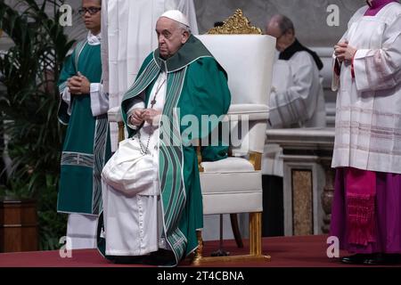 Città del Vaticano, Vaticano 29 ottobre 2023. Papa Francesco presiede la messa di chiusura al termine del Sinodo dei Vescovi nella Basilica di San Pietro in Vaticano. Maria Grazia Picciarella/Alamy Live News Foto Stock