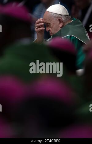 Città del Vaticano, Vaticano 29 ottobre 2023. Papa Francesco presiede la messa di chiusura al termine del Sinodo dei Vescovi nella Basilica di San Pietro in Vaticano. Maria Grazia Picciarella/Alamy Live News Foto Stock