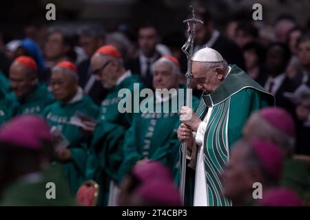 Città del Vaticano, Vaticano 29 ottobre 2023. Papa Francesco presiede la messa di chiusura al termine del Sinodo dei Vescovi nella Basilica di San Pietro in Vaticano. Maria Grazia Picciarella/Alamy Live News Foto Stock