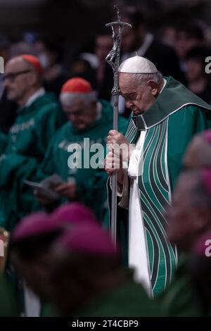 Città del Vaticano, Vaticano 29 ottobre 2023. Papa Francesco presiede la messa di chiusura al termine del Sinodo dei Vescovi nella Basilica di San Pietro in Vaticano. Maria Grazia Picciarella/Alamy Live News Foto Stock