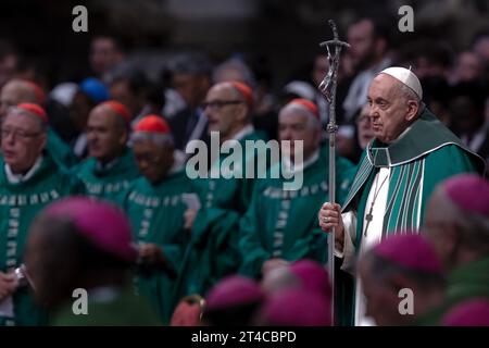 Città del Vaticano, Vaticano 29 ottobre 2023. Papa Francesco presiede la messa di chiusura al termine del Sinodo dei Vescovi nella Basilica di San Pietro in Vaticano. Maria Grazia Picciarella/Alamy Live News Foto Stock
