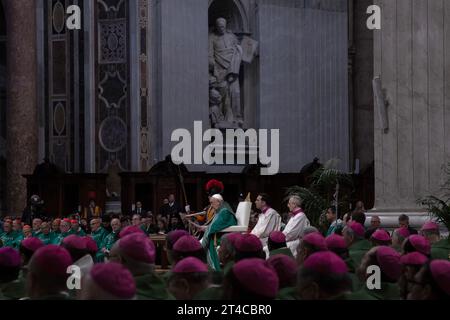 Città del Vaticano, Vaticano 29 ottobre 2023. Papa Francesco presiede la messa di chiusura al termine del Sinodo dei Vescovi nella Basilica di San Pietro in Vaticano. Maria Grazia Picciarella/Alamy Live News Foto Stock
