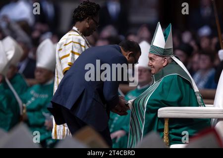 Città del Vaticano, Vaticano 29 ottobre 2023. Papa Francesco presiede la messa di chiusura al termine del Sinodo dei Vescovi nella Basilica di San Pietro in Vaticano. Maria Grazia Picciarella/Alamy Live News Foto Stock