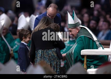 Città del Vaticano, Vaticano 29 ottobre 2023. Papa Francesco presiede la messa di chiusura al termine del Sinodo dei Vescovi nella Basilica di San Pietro in Vaticano. Maria Grazia Picciarella/Alamy Live News Foto Stock