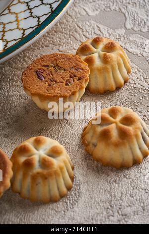 Una foto ravvicinata di pezzi di dolci siriani Eid (maamoul) ripieni di datteri Foto Stock