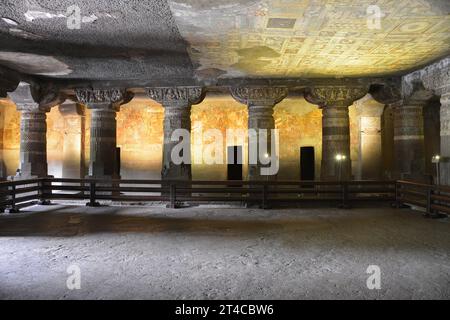 Cave No. 1. Parete sinistra con colonne decorative e Mahajanaka Jataka sul retro Grotte di Ajanta, Aurangabad, Maharashtra, India Foto Stock