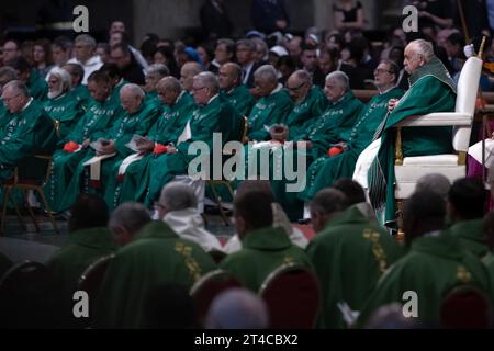 Città del Vaticano, Vaticano 29 ottobre 2023. Papa Francesco presiede la messa di chiusura al termine del Sinodo dei Vescovi nella Basilica di San Pietro in Vaticano. Maria Grazia Picciarella/Alamy Live News Foto Stock