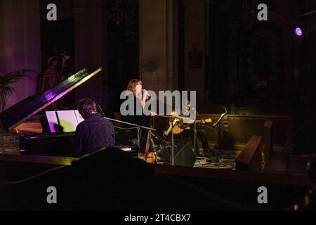 Maria del Mar Bonet i Verdaguer, concerto nella chiesa di Consolacio, Sant Joan, Mallorca, Spagna Foto Stock