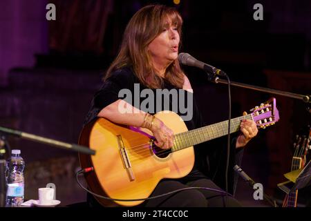 Maria del Mar Bonet i Verdaguer, concerto nella chiesa di Consolacio, Sant Joan, Mallorca, Spagna Foto Stock