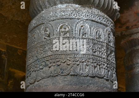 Grotta n. 26. Dettagli a colonna altamente decorati. Grotte di Ajanta, Aurangabad, Maharashtra, India Foto Stock