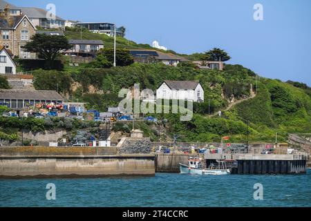 Un piccolo peschereccio PW15 che entra nel pittoresco porto di Newquay a Newquay in Cornovaglia, nel Regno Unito. Foto Stock