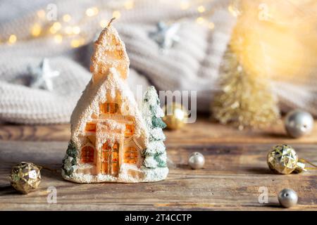 Sfondo natalizio con dettagli decorativi per case e decorazioni natalizie. Foto Stock
