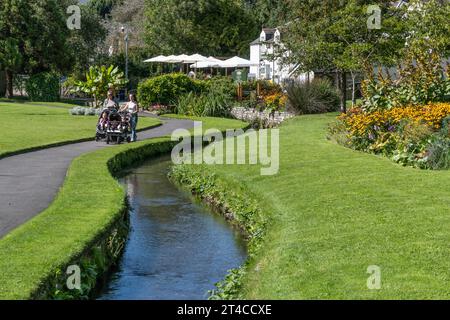 Un piccolo fiume fluviale che scorre attraverso i giardini paesaggistici di Trenance a Newquay, in Cornovaglia, nel Regno Unito Foto Stock