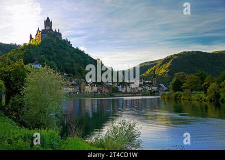 Vista della città di Cochem sulla Mosella con castello imperiale , Germania, Renania-Palatinato, Cochem Foto Stock
