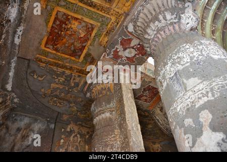 Grotta n. 19. Porzione del soffitto nella navata destra che mostra dipinti di Buddha e motivi geometrici. Grotte di Ajanta, Aurangabad, Maharashtra, India Foto Stock