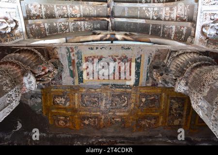 Grotta n. 19. Decorazione floreale in pittura sul soffitto quando si entra nella sala principale. Grotte di Ajanta, Aurangabad, Maharashtra, India Foto Stock